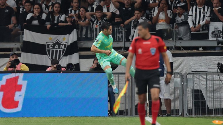 Palmeiras marca com Veiga, segura Atlético-MG no Mineirão e abre vantagem na Libertadores