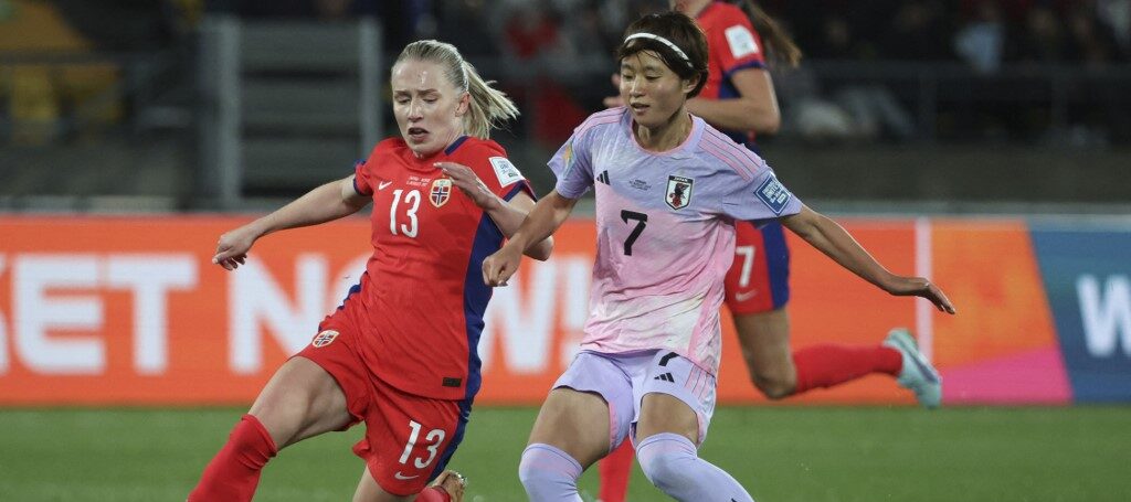 A meio-campista japonesa Hinata Miyazawa (à direita) e a meio-campista norueguesa Thea Bjelde disputam bola durante a partida das oitavas de final da Copa do Mundo Feminina