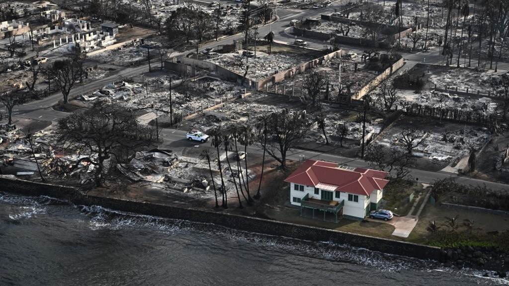 Casa com telhado vermelho permanece intacta em meio a devastação causada por incêndio no Havaí; entenda
