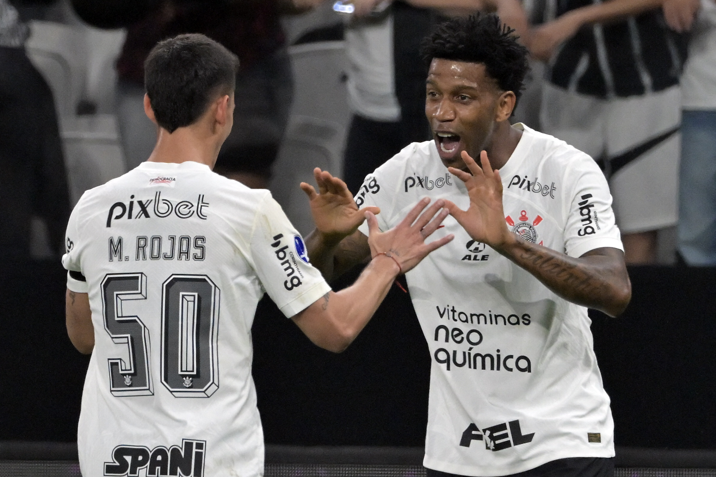 Corinthians ganha do Estudiantes e definirá vaga na Sul-Americana em vantagem na Argentina