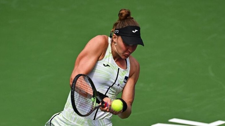 Recuperada de lesão, Bia Haddad arrasa polonesa e estreia com vitória em Montreal