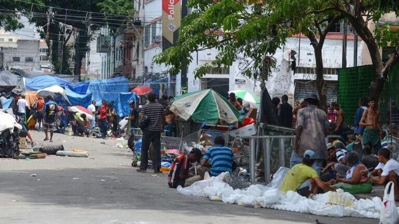 Prefeitura cerca Cracolândia durante a noite após atropelamento