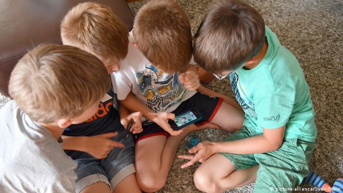 Brincar com o celular prejudica as crianças pequenas