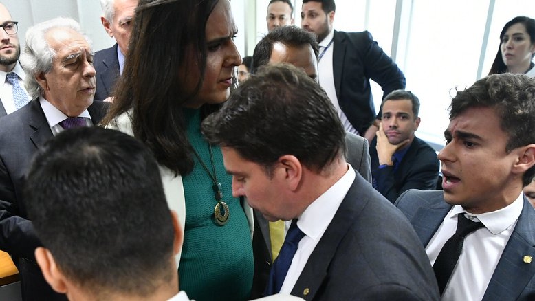 Deputada Duda Salabert (PDT-MG) e deputado Nikolas Ferreira (PL-MG) na CPMI