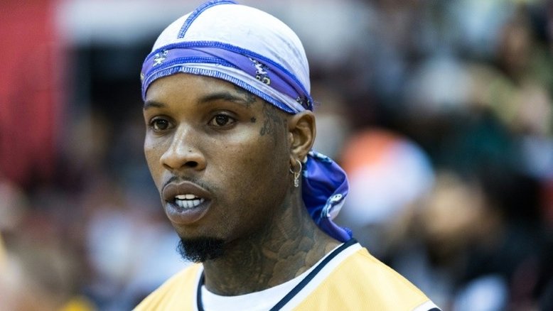 Rapper Tory Lanez é condenado a 10 anos de prisão por atirar em cantora