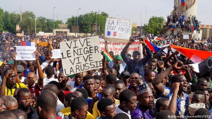 Por que africanos queimam bandeiras da França e gritam "Rússia"?