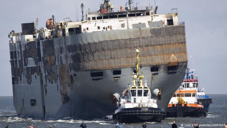 Navio que pegou fogo no Mar do Norte é rebocado para Holanda