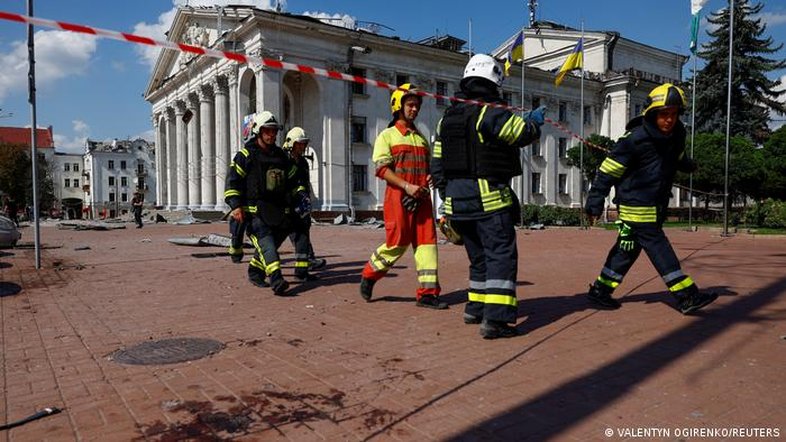 Ataque a praça e teatro deixa mortos e feridos na Ucrânia