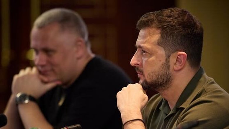 Zelenski diz que Ucrânia voltou a hastear bandeira na Crimeia