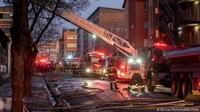 Incêndio em prédio deixa dezenas de mortos na África do Sul
