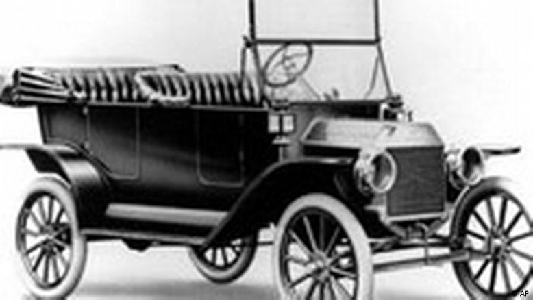 1908: Carro "Tin Lizzy" sai da linha de montagem