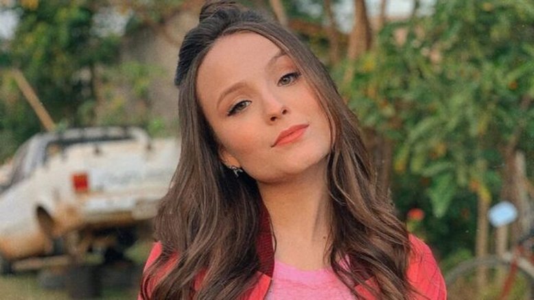 Larissa Manoela expõe pais e mostra áudio pedindo dinheiro para comprar milho
