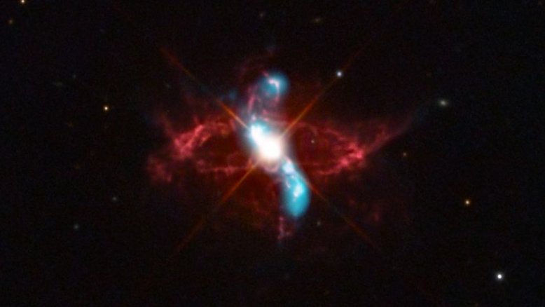 A estrela variável R Aquarii é, na verdade, um sistema estelar binário em interação, com duas estrelas que parecem ter uma relação simbiótica. A cerca de 710 anos-luz de distância, na Constelação de Aquário, ela consiste em uma estrela gigante vermelha fria e uma estrela anã branca quente e densa. Elas estão em órbita mútua, em torno de seu centro de massa comum. A luz visível do sistema binário é dominada pela gigante vermelha, mas o material no envelope estendido da estrela gigante fria é puxado pela gravidade para a superfície da anã branca, menor e mais densa, desencadeando uma explosão termonuclear que lança material para o espaço