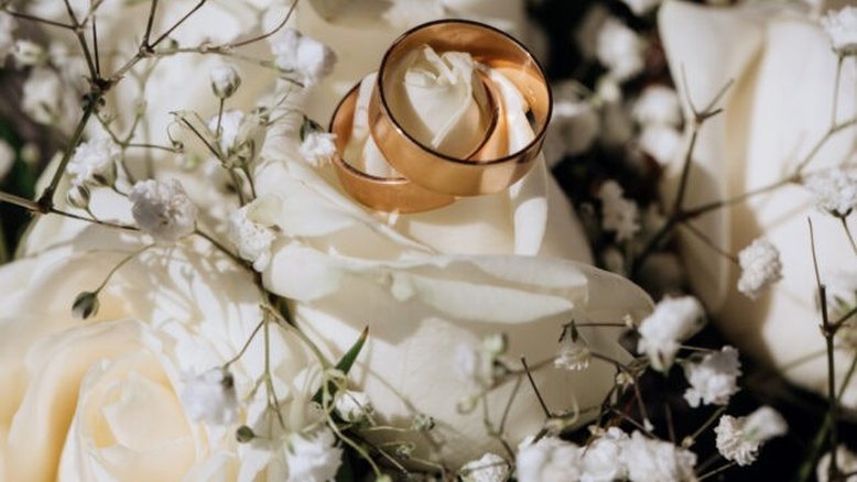 Mulher lê mensagens de traição do noivo na hora do casamento