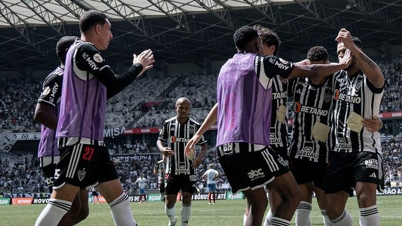 Paulinho marca, Atlético-MG vence Bahia após queda na Libertadores e alivia pressão
