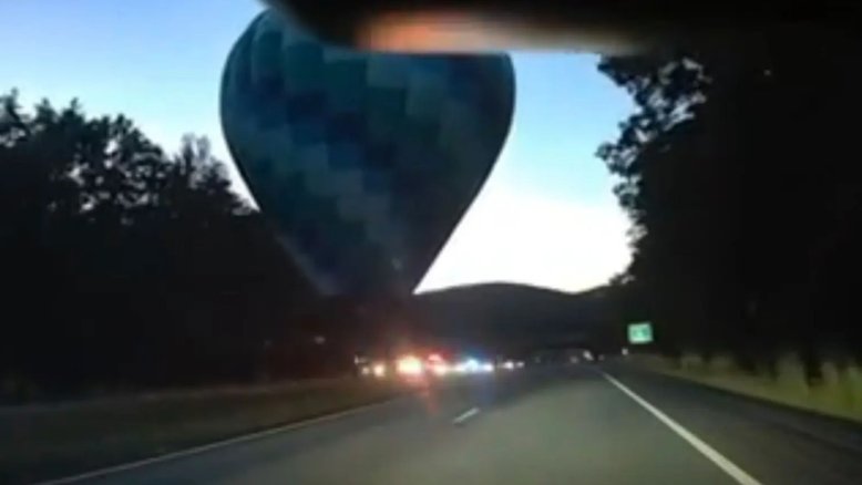 Piloto de balão pousa em canteiro central de rodovia após problemas no voo