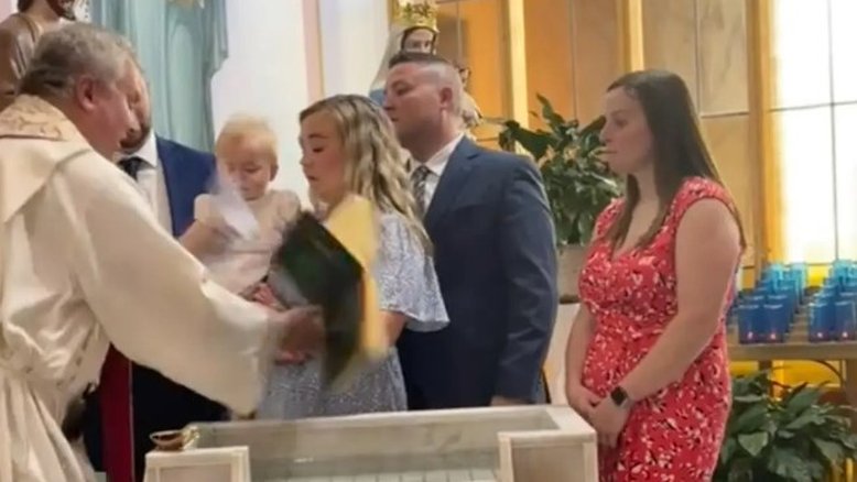 Bebê de 11 meses arranca bíblia de padre durante batizado
