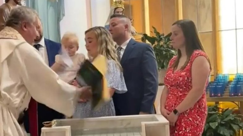 Bebê de 11 meses arranca bíblia de padre durante batizado