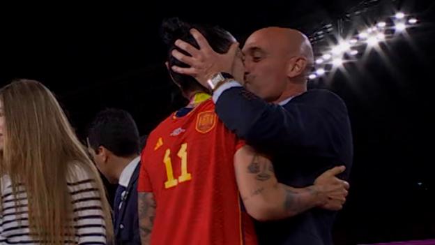 Presidente da Federação Espanhola de Futebol (RFEF), Luis Rubiales, deu um beijo na jogadora Jenni Hermoso