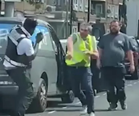 VÍDEO: Motorista descontente ataca guarda de trânsito