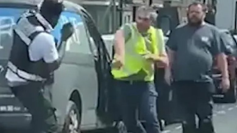 VÍDEO: Motorista descontente ataca guarda de trânsito