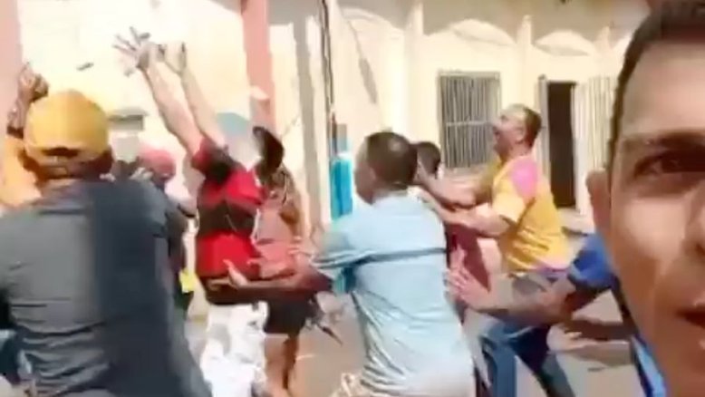 Vereador joga dinheiro pela janela