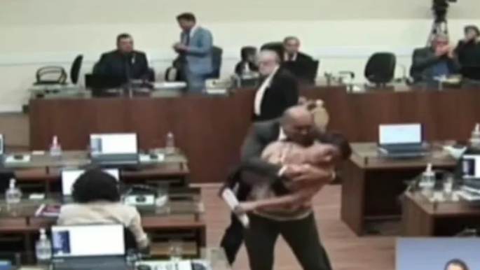 Câmara de Florianópolis aprova advertência pública contra vereador que beijou parlamentar à força