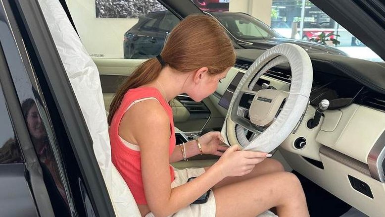 Menina milionária que se aposentou aos 12 anos exibe seu último carro de luxo nas redes sociais