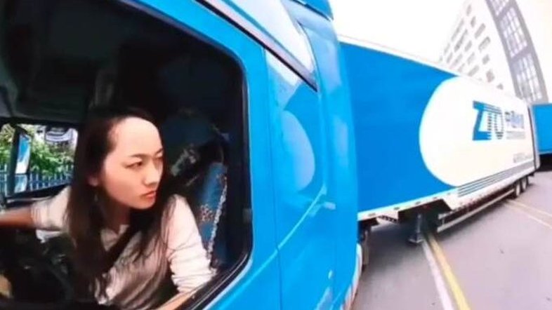 Vídeo: motorista chinesa impressiona ao conseguir estacionar carreta em vaga apertada