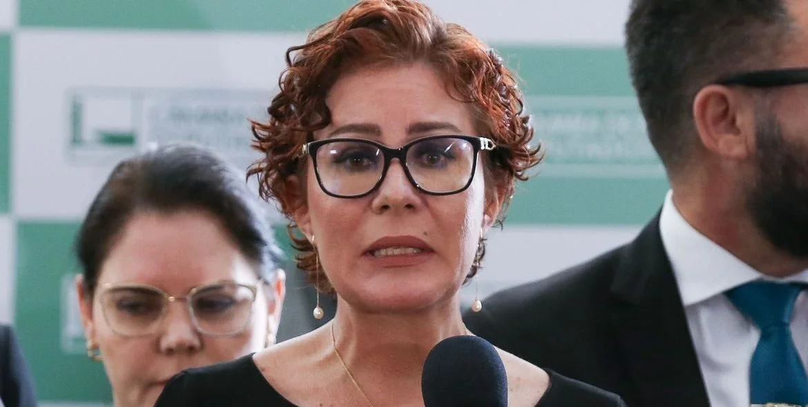 Deputada Carla Zambelli durante coletiva no salão verde da Câmara dos Deputados