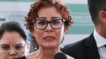 Deputada Carla Zambelli durante coletiva no salão verde da Câmara dos Deputados
