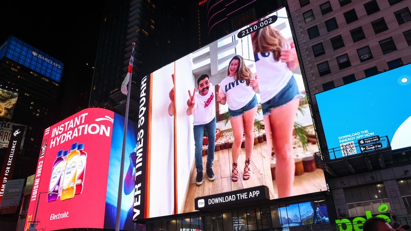 Casal 'amor livre' faz anúncio no telão da Times Square