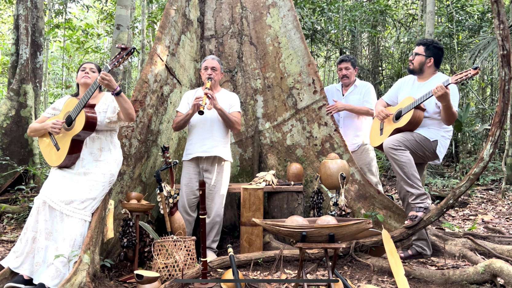 Celdo Braga e Grupo Gaponga com bioinstrumentos amazônicos