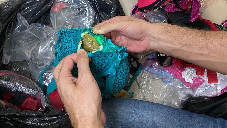 Droga estava camuflada em peças de roupas íntimas femininas