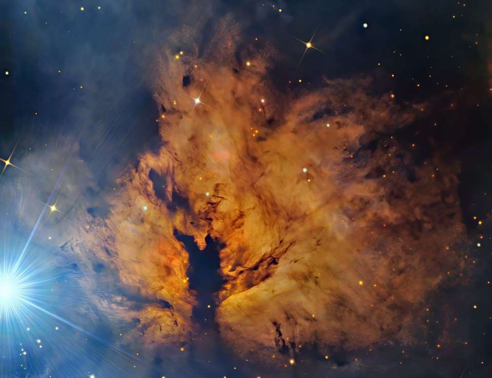 O que ilumina a Nebulosa da Chama (NGC 2024)? A 1,5 mil anos-luz de distância, na direção da Constelação de Órion, encontra-se uma nebulosa que, por conta de seu brilho e faixas de poeira escura, parece um fogo ondulante. A estrela brilhante, Alnitak, a mais oriental no Cinturão de Órion, visível na extrema esquerda, brilha com luz energética que afasta os elétrons das grandes nuvens de gás hidrogênio que residem lá. Grande parte do brilho resulta quando os elétrons e o hidrogênio ionizado se recombinam. A Nebulosa da Chama faz parte do Complexo da Nuvem Molecular de Órion, uma famosa região de formação estelar