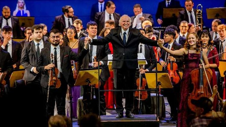 Concertos Hebraica 2023 apresenta Sinfonia nº 4 de Tchaikovsky, com Maestro Isaac Karabtchevsky e Orquestra Sinfônica Heliópolis