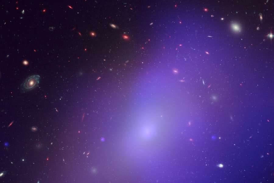 NGC 1132 é uma galáxia elíptica, ou seja, ela contém pouca poeira e gás, assim como poucas estrelas formadas recentemente. Embora muitas galáxias elípticas estejam em aglomerados de galáxias, NGC 1132 parece isolada, na direção da Constelação de Eridanus. Nesta imagem composta, a luz visível aparece na cor branca, enquanto a luz de raios-X aparece em azul, indicando a presença incomum de gás muito quente. NGC 1132 está a mais de 300 milhões de anos-luz de distância, o que significa que a luz que vemos dela, hoje, foi emitida antes de os dinossauros habitarem a Terra