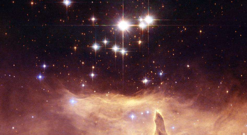 O pequeno aglomerado estelar aberto Pismis 24 fica no núcleo da grande nebulosa de emissão NGC 6357, na Constelação de Escorpião, a cerca de 8 mil anos-luz de distância da Terra. Algumas das estrelas deste aglomerado são extremamente massivas e emitem intensa radiação ultravioleta. O objeto mais brilhante da imagem é designado Pismis 24-1. As imagens de alta resolução do Telescópio Espacial Hubble mostram que ele é formado por duas estrelas orbitando uma à outra, com cerca de 100 massas solares cada uma