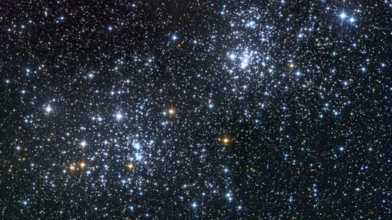 A cerca de 7 mil anos-luz de distância, este par de aglomerados estelares abertos fica na direção da Constelação de Perseu. Catalogados em 130 a.C. pelo astrônomo grego Hiparco, eles são agora conhecidos como NGC 869 (acima e à direita) e NGC 884. Eles estão separados por apenas algumas centenas de anos-luz e contêm estrelas muito mais jovens e quentes que o Sol. Além de estarem fisicamente próximos, as idades de suas estrelas são semelhantes, o que evidencia que ambos os aglomerados, provavelmente, são produtos da mesma região de formação estelar