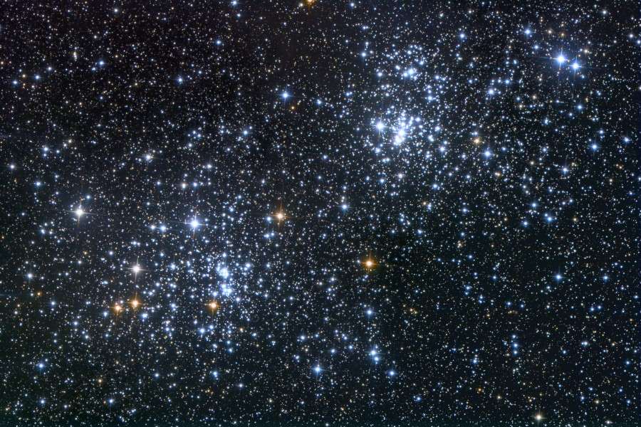 A cerca de 7 mil anos-luz de distância, este par de aglomerados estelares abertos fica na direção da Constelação de Perseu. Catalogados em 130 a.C. pelo astrônomo grego Hiparco, eles são agora conhecidos como NGC 869 (acima e à direita) e NGC 884. Eles estão separados por apenas algumas centenas de anos-luz e contêm estrelas muito mais jovens e quentes que o Sol. Além de estarem fisicamente próximos, as idades de suas estrelas são semelhantes, o que evidencia que ambos os aglomerados, provavelmente, são produtos da mesma região de formação estelar