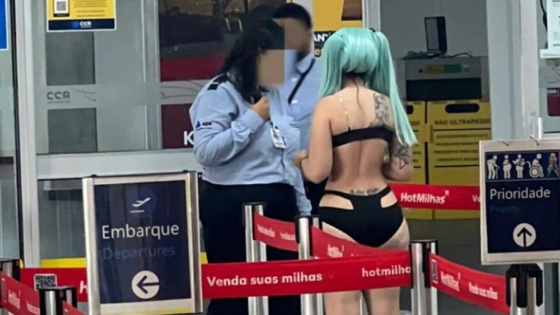 Mulher é barrada em aeroporto por usar apenas roupas íntimas e peruca