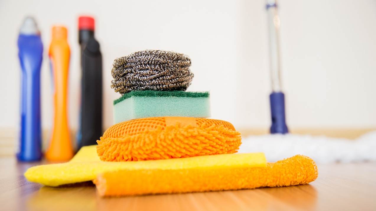 Misturar produtos de limpeza é extremamente perigoso e pode causar explosão; entenda