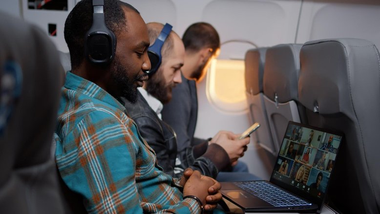 Cinco maneiras infalíveis de dormir tranquilo em um avião, segundo especialista