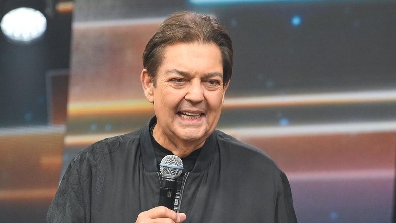 Faustão teve prioridade na fila devido ao seu 'estado grave de saúde', diz ministério