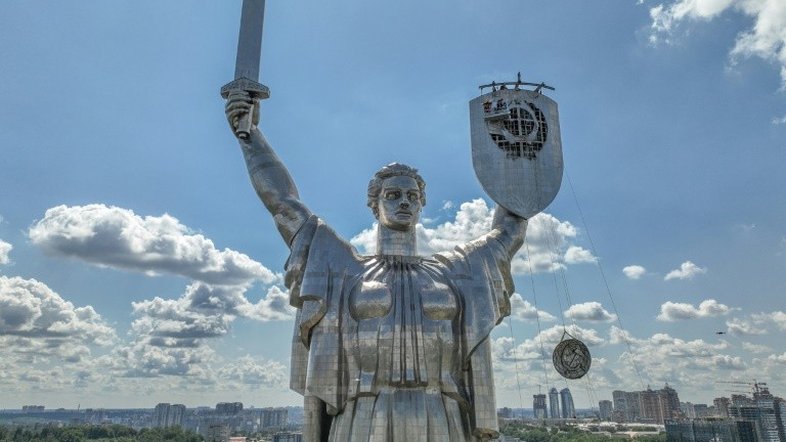Foice e martelo são retirados de estátua em Kiev
