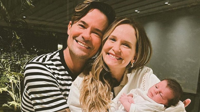 Fernanda Rodrigues ao lado de Paulinho Vilhena e de Manoela, filha do ator