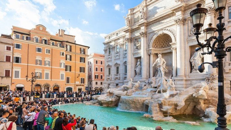 Turista sobe na icônica Fontana di Trevi para encher sua garrafa de água