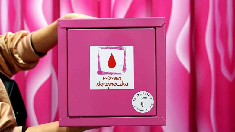 Absorventes estão disponíveis em locais públicos, de graça, para todas as mulheres na Polônia