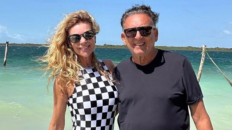 Galvão Bueno posa ao lado da esposa Desireé Soares