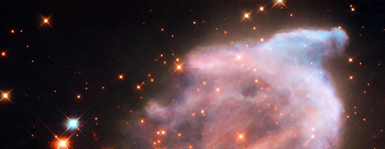 As estrelas mais brilhantes embutidas em nebulosas da nossa galáxia despejam uma torrente de radiação que consome vastas nuvens de gás hidrogênio – a matéria-prima para a construção de novas estrelas. IC 63, uma nebulosa a 550 anos luz, na Constelação de Cassiopeia, tem fluxos de véus de gás e poeira que justificam o seu o apelido de "Nebulosa Fantasma". Ela está sendo atingida pela torrente de radiação de uma estrela gigante azul próxima, chamada Gamma Cassiopeiae, que pode ser facilmente vista a olho nu, no centro do distinto asterismo em forma de "W" presente na constelação